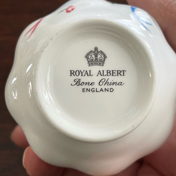 Rare Royal Albert Buttons and Bows pattern bone china gold trimmed cup - Picture 4 of 8